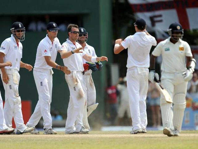 England cricketer Graeme Swann (C) celebrates with teammates after he dismissed Sri Lankan cricketer Prasanna Jayawardene (R) during their final day of the second and final Test match at the P Sara Oval crickrt Stadium in Colombo. AFP Photo/ Lakruwan Wanniarachchi