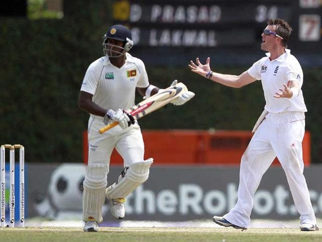 England's Graeme Swann (R) reacts as Sri Lanka's Angelo Mathews runs between wickets during the final day of the final Test cricket match in Colombo. Reuters/Dinuka Liyanawatte
