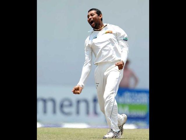 Sri Lankan cricketer Tillakaratne Dilshan celebrates after dismissing England captain Andrew Strauss during the final day of the second and final Test match at the P Sara Oval crickrt Stadium in Colombo. AFP Photo/ Lakruwan Wanniarachchi