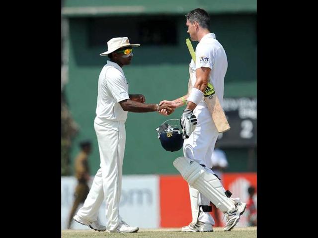 England cricketer Kevin Pietersen (R) is congratulated by Sri Lankan captain Mahela Jayawardene after England's victory in the second and final Test match at the P Sara Oval crickrt Stadium in Colombo. AFP Photo/ Lakruwan Wanniarachchi