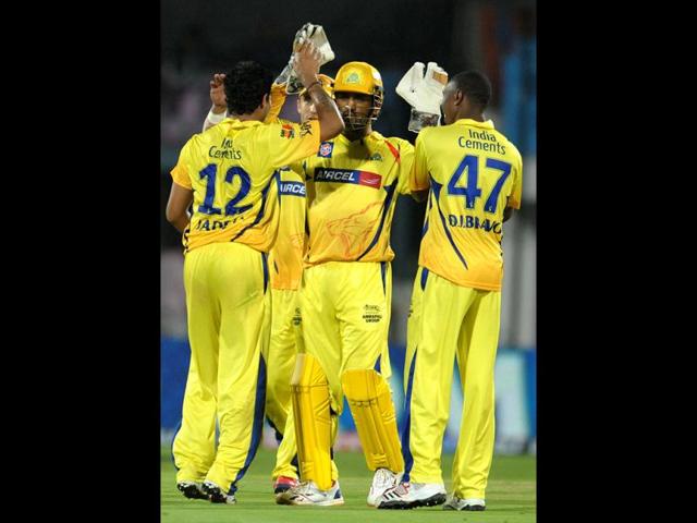 Chennai Super Kings captain MS Dhoni (C) congratulates bowlers Ravindra Jadeja (L) and Dwayne Bravo (R) after winning the match in Visakhapatnam. (AFP Photo/Noah Seelam)