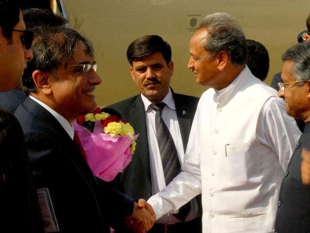 Pakistan President Asif Ali Zardari and his son Bilawal Zardari Bhutto being received by Rajasthan chief minister shok Gehlot at Sanganer Airport on way to Pilgrimage to Ajmer Sharif in Jaipur.
