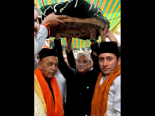 Pakistan President Asif Ali Zardari on the way to offer a chader at the shrine of Khwaja Moinuddin Chishti in Ajmer. PTI