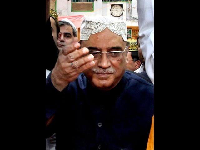 Pakistan President Asif Ali Zardari paying obeisance at the shrine of Khwaja Moinuddin Chishti in Ajmer. PTI