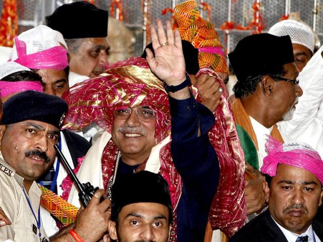 Pakistan's President Asif Ali Zardari after paying respect at Ajmer Sharif Sufi shrine. (HT Photo/Mohd Zakir)