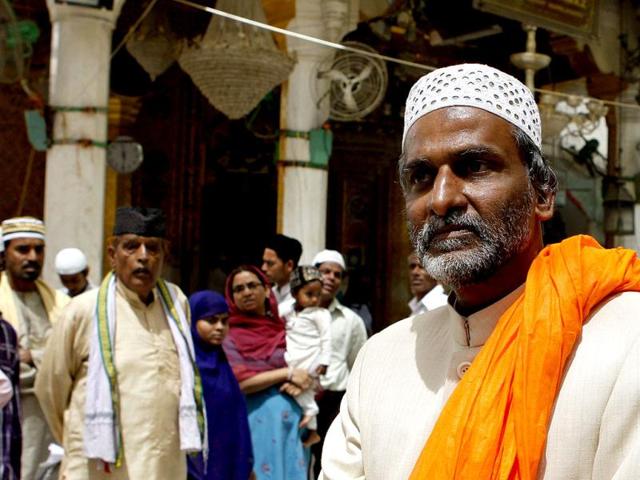 Iqbal Chishti, a family priest of Pakistan's president Asif Ali Zardari, waiting his arrival at the Ajmer Sharif Sufi shrine. (HT Photo/Mohd Zakir)