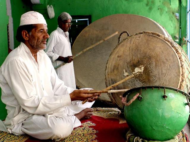 Traditional percussionists beat a set of centuries-old drums as Pakistan's President Asif Ali Zardari arrives at the Ajmer Sharif Sufi shrine. The drum-beating ceremony is held only for visiting heads of states. (HT Photo/Mohd Zakir)