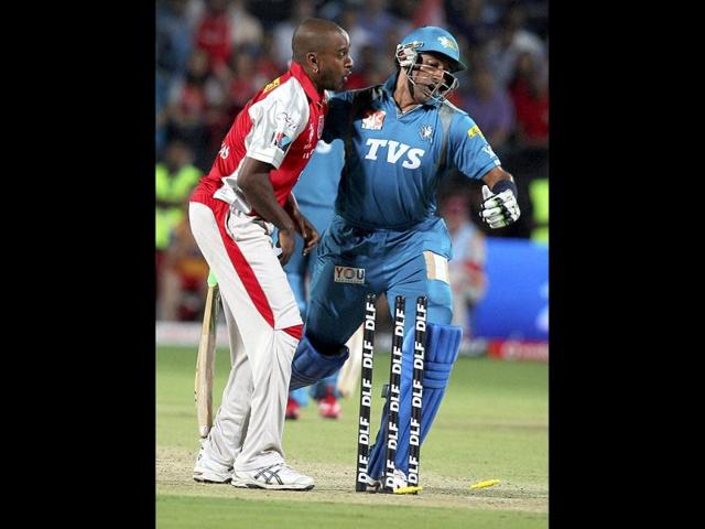 Pune Warrior's Robin Uthappa crashes with Kings XI Punjab's bowler Mascerenhas during the IPL match in Pune. (PTI Photo/Shirish Shete)