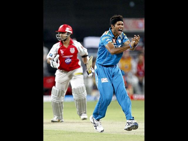 Pune warriors bower Ashok Dinda celebrate the wicket of Paul Valthaty during the match between Pune Warrior India and Kings XI Punjab at Subrata Roy Sahara Stadium, Pune. (HT Photo/Sattish Bate)