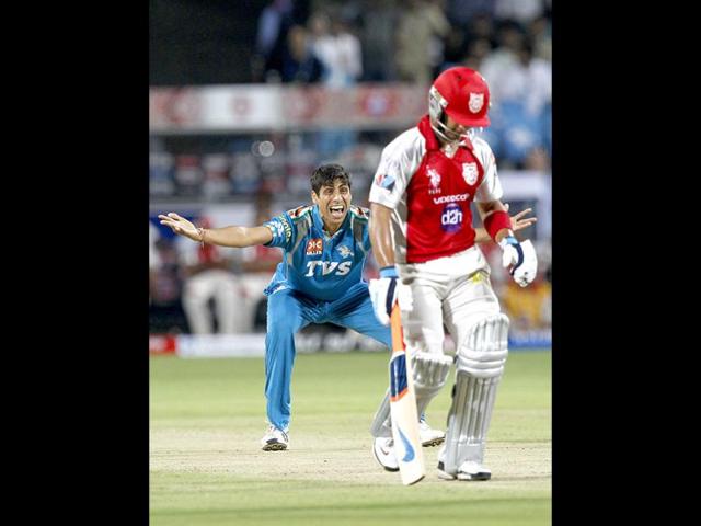 Pune warriors bower Ashish Nehra appeals for a wicket during match between Pune Warrior India vs Kings XI Punjab at Subrata Roy Sahara Stadium, Pune. (HT Photo/Sattish Bate)