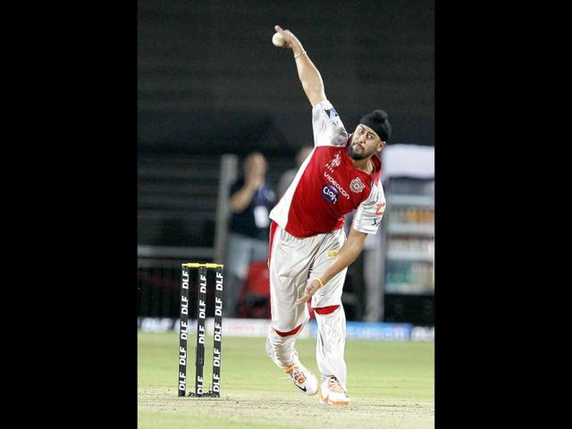 Kings XI Punjabs team player Harmeet Singh Bansal bowls during the match between Pune Warrior India vs Kings XI Punjab at Subrata Roy Sahara Stadium, Pune. (HT Photo/Sattish Bate)