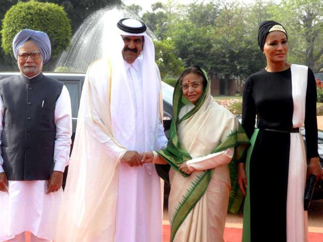 Emir of the State of Qatar, Sheikh Hamad Bin Khalifa Al-Thani and her Highness Sheikh Moza Bint Nasser being received by President Pratibha Patil and Prime Minister Manmohan Singh for a ceremonial reception at Rashtrapati Bhavan in New Delhi.