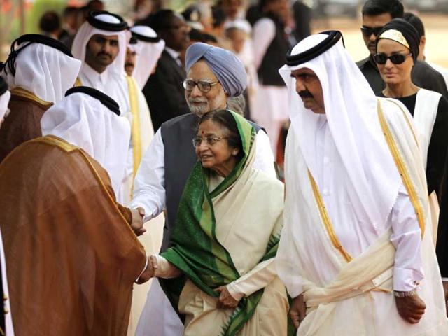 Emir of Qatar, Sheikh Hamad bin Khalifa Al Thani, third right, introduces President Pratibha Patil, Prime Minister Manmohan Singh to the dignitaries traveling with him during the Emir's ceremonial reception at the Presidential palace in New Delhi. AP/Saurabh Das
