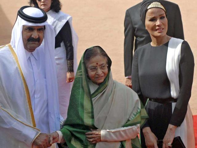 President Pratibha Patil and Emir of the State of Qatar, Sheikh Hamad Bin Khalifa Al-Thani and her Highness Sheikh Moza Bint Nasser during a ceremonial reception at Rashtrapati Bhavan in New Delhi.