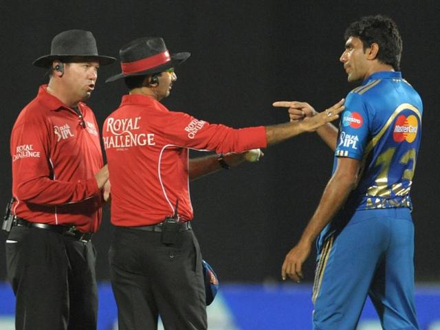 Mumbai Indians bowler Munaf Patel argues with umpires about the wicket of Deccan Chargers captain Kumar Sangakkara during the IPL Twenty20 cricket match at Dr YS Rajasekhara Reddy Cricket Stadium in Visakhapatnam. (AFP Photo)