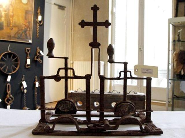 A picture taken in Paris shows a a hand-crusher on display during the "Peines et chatiments d'autrefois" (Penalties And Punishments From Ancient Times) exhibition at the Fernand Meyssonnier Museum in the Hotel Salomon de Rothschild. (AFP Photo)