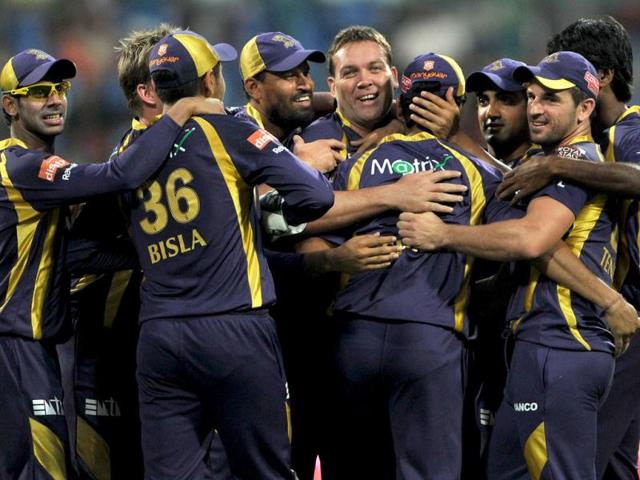 Kolkata Knight Riders cricketers celebrate the wicket of Royal Challengers Bangalore batsman Chris Gayle during the IPL 5 match at the M. Chinnaswamy Stadium in Bangalore.AFP Photo/Manjunath Kiran