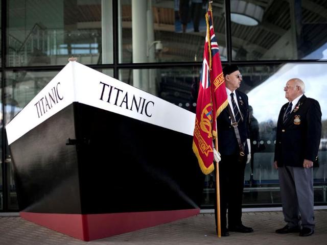 Former Merchant Navy officers Rod Burnet (L) and Douglas Piper (R) poses for photographers ahead of a memorial service marking 100 years since the RMS Titanic set sail on its ill-fated maiden voyage 100 years ago at Southampton dock. (AFP photo/ Ben Stansall)