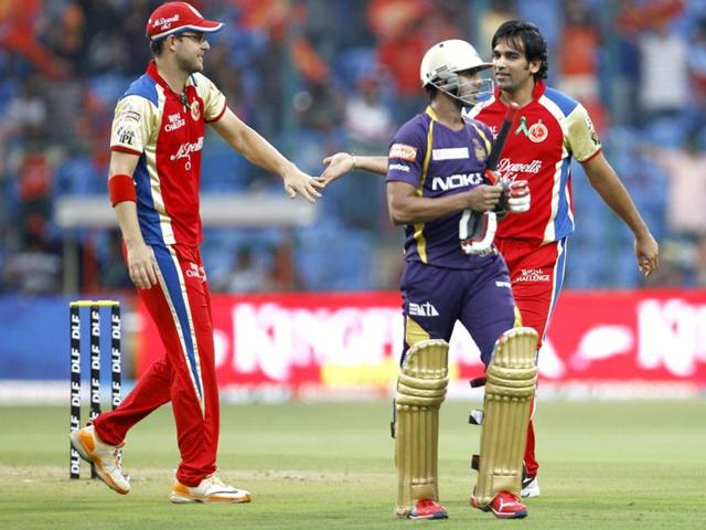 Royal Challengers Bangalore Zaheer Khan, right, celebrates with captain Daniel Vettori, left, the dismissal of Kolkata Knight Riders batsman Manoj Tiwary, center, during their Indian Premier League IPL cricket match in Bangalore. AP Photo/Aijaz Rahi