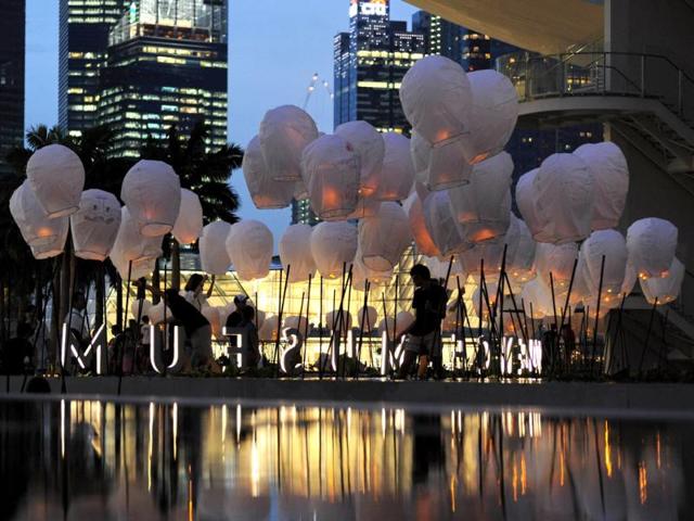Volunteers put up gas filled with LED light lanterns to commemorate the 100th anniversary of the Titanic sinking at the Marina Bay Sands Artscience Museum in Singapore. (AFP photo/Roslan Rahman)