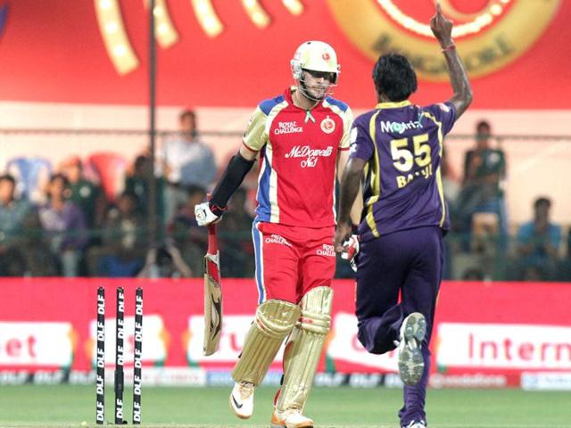 Daniel Vettori captain of Royal Challengers Bangalore walks after bowled out by Laxmipati Balaji of Kolkata Kinght Riders at M. Chinnaswamy stadium, Bangalore . HT Photo/Rajnish Katyal