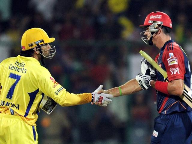 Delhi Daredevils batsman Kevin Pietersen (L) is congratulated by Chennai Superkings captain Mahendra Singh Dhoni during the IPL Twenty20 cricket match at the Feroz Shah Kotla stadium in New Delhi. AFP Photo/Manan Vatsyayana