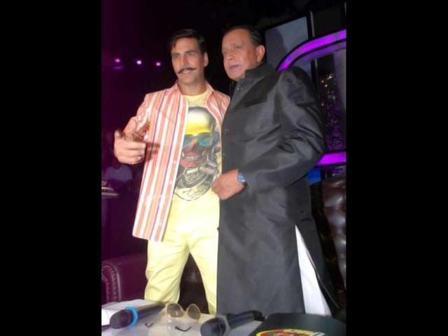 Akshay Kumar poses with Mithun Chakraborty on the sets of Dance India Dance. The actor promotes his upcoming film Rowdy Rathore.
