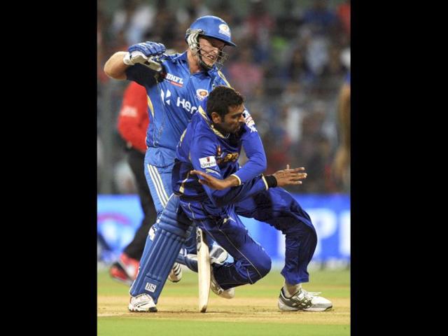 Rajasthan Royals batsman Richard Levi (L) collides with Mumbai Indians bowler Amit Singh (R) during the IPL Twenty20 cricket match between Rajasthan Royals and Mumbai Indians at The Wankhede Stadium in Mumbai. AFP Photo/Indranil Mukherjee