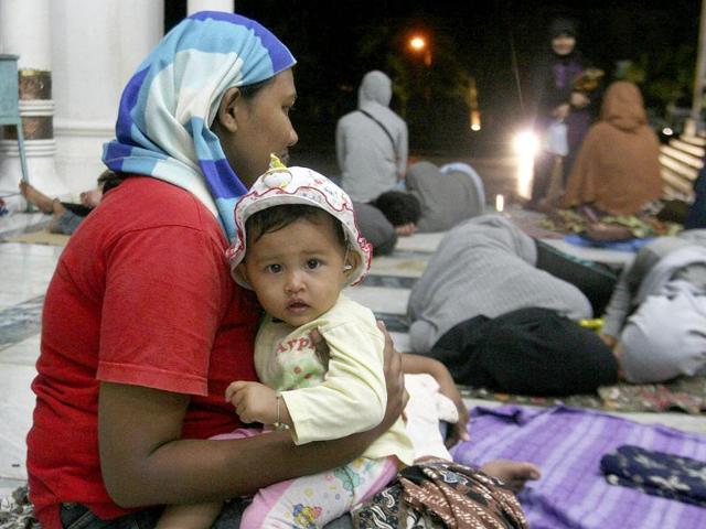 Residents take shelter in Baiturrahman Mosque after an earthquake hit Banda Aceh, in Indonesia's Aceh province. Reuters/Junaidi Hanafiah