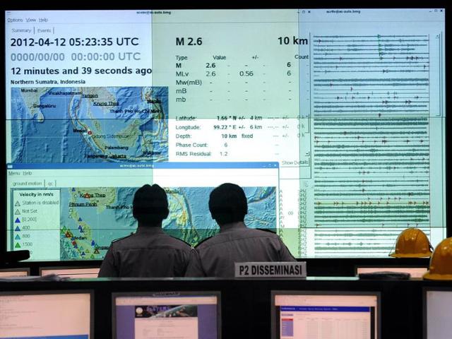 Indonesian Meteorology and Geophysics Agency (BMKG) staff monitor the latest seismic activities in the area of Sumatra island from their Jakarta headquarters. AFP/Romeo Gacad