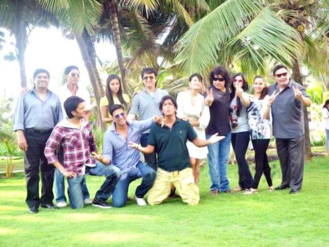 The whole team of Housefull 2 pose at Akshay's residence.