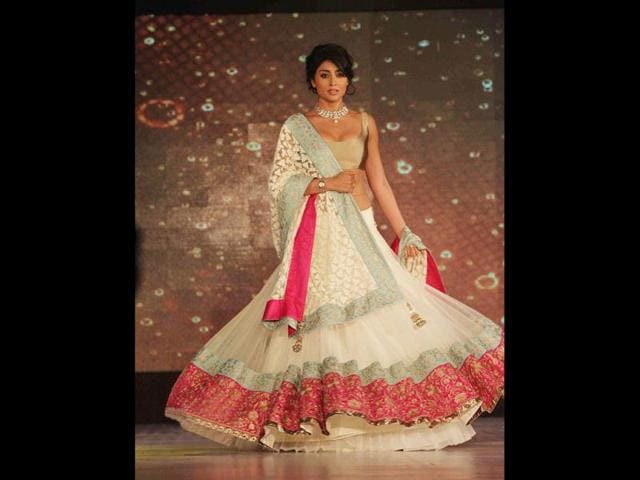 Shreya Saran pulls off the ethnic attire quite well.