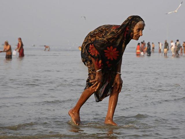 A Hindu devotee walks after taking a holy dip in Sangam, the confluence of the three holy rivers Ganga, Yamuna and Saraswati, in city of Allahabad. Reuters/Jitendra Prakash