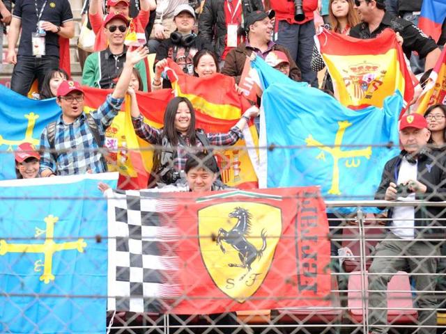 Race fans cheer before the start of Chinese Grand Prix in Shanghai. (AFP Photo/Peter Parks)
