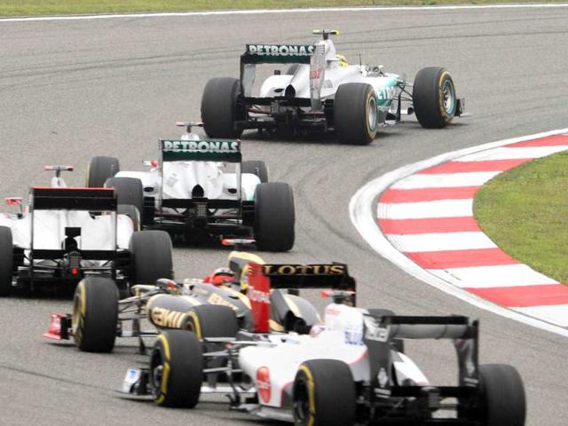 Nico Rosberg leads the pack during the start of Chinese Grand Prix at the Shanghai International Circuit. (AFP Photo/Liu Jin)