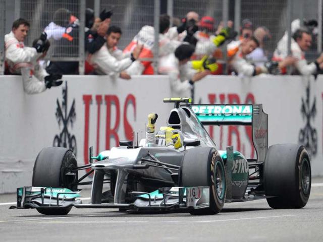 Nico Rosberg celebrates with his teammates after winning the Chinese Grand Prix in Shanghai. (AFP Photo/Liu Jin)