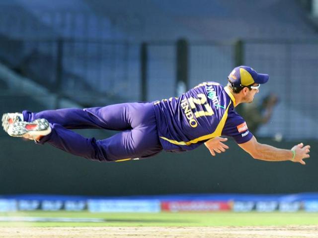 Kolkata Knight Riders' Ryan ten Doeschate dives to attempt a run out during the IPL Twenty20 cricket match against Kings XI Punjab at the Eden Gardens in Kolkata. AFP/Dibyangshu Sarkar