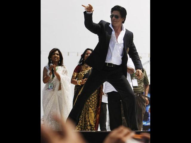 SRK was a thorough entertainer as he danced for the audience.