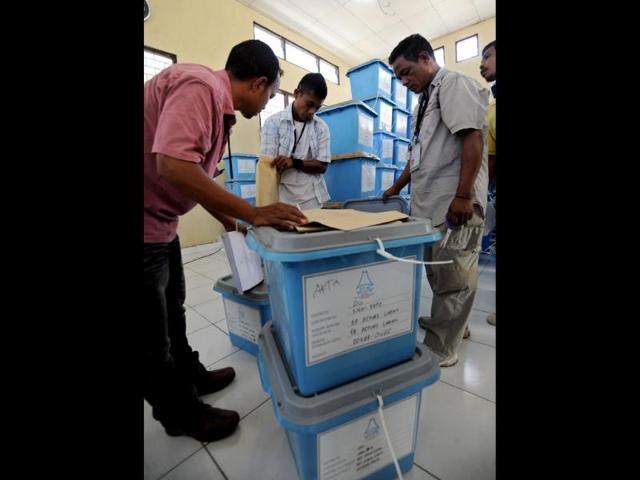 East Timor volunteers check the results from a ballot box at the district electoral commission in Dili. (AFP photo/ Sonny Tumbelaka)