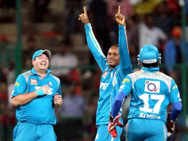Pune Warriors bowler Marlon Samuels (C) celebrates with team mates the wicket of Mayank Agarwal of Royal Challengers Bangalore during the IPL 5 match in Bengaluru. PTI/Shailendra Bhojak