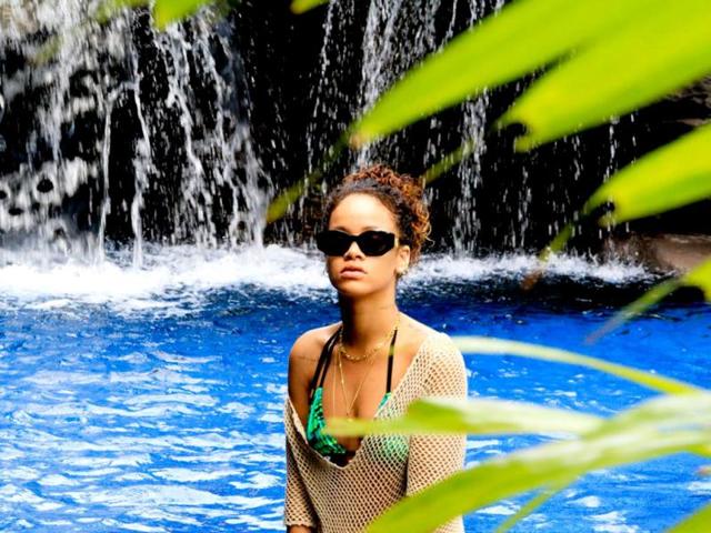 Rihanna looks sexy in a green bikini.