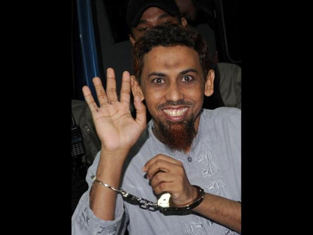 Indonesian militant Umar Patek arrive in handcuffs and escorted by armed police commandos at the Jakarta court in the resumption of his trial. Patek is the suspected bomb maker of the deadly 2002 Bali bombing. AFP PHOTO / ROMEO GACAD