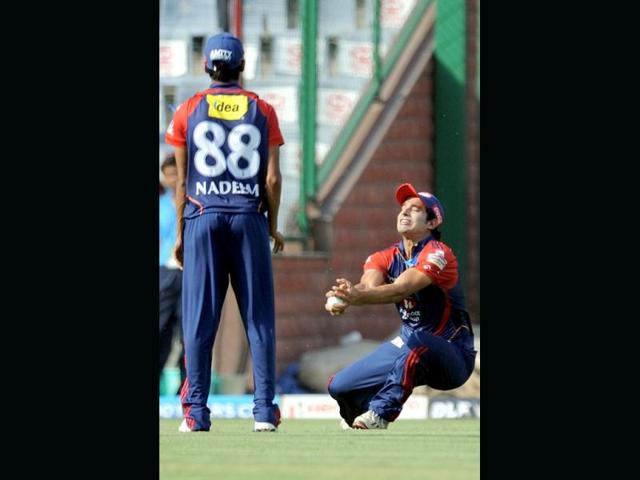 Delhi Daredevils cricketer Yogesh Nagar (R) takes a catch to dismiss Deccan Chargers batsman Kumar Sangakkara during the IPL Twenty20 cricket match in New Delhi. AFP Photo/Manan Vatsyayana