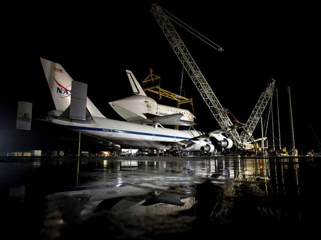 NASA 747 Shuttle Carrier Aircraft (SCA) with the space shuttle Discovery mated on top rolls into position for demating at Washington Dulles International Airport in Sterling. (AFP Photo)