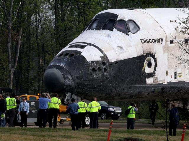 The space shuttle Discovery sits on a tarmac at the Smithsonian National Air and Space Museum Steven F. Udvar-Hazy Center in Chantilly, Virginia. (AFP Photo)