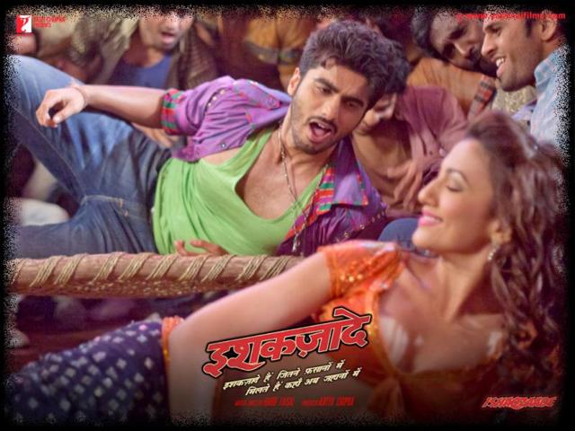 During the shoots of one of the songs titled Chokra, the temperature in Barabanki, UP dipped drastically. Arjun was to wear a wet vest and Gauahar a tiny blouse. Everybody was worried as to whether they would be able to manage. But ultimately the two of them completed the shoot on time and received a standing ovation from the unit.