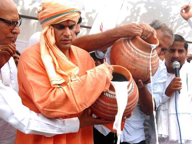 Milkmen from Delhi and Western Uttar Pradesh pour milk into a drain during a protest in New Delhi. (HT Photo/Ajay Aggarwal)