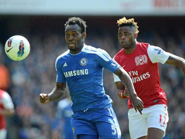 Arsenal's Cameroonian midfielder Alex Song (R) chases Chelsea's Ghanaian midfielder Michael Essien (L) during the English Premier League football match between Arsenal and Chelsea at The Emirates Stadium in north London. (AFP Photo/Adrian Dennis)