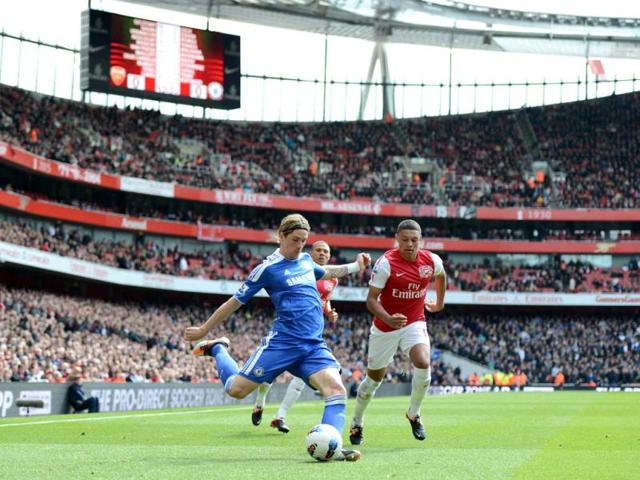 Chelsea's Spanish striker Fernando Torres (L) crosses the ball during the English Premier League football match between Arsenal and Chelsea at The Emirates Stadium in north London. (AFP Photo/Adrian Dennis)