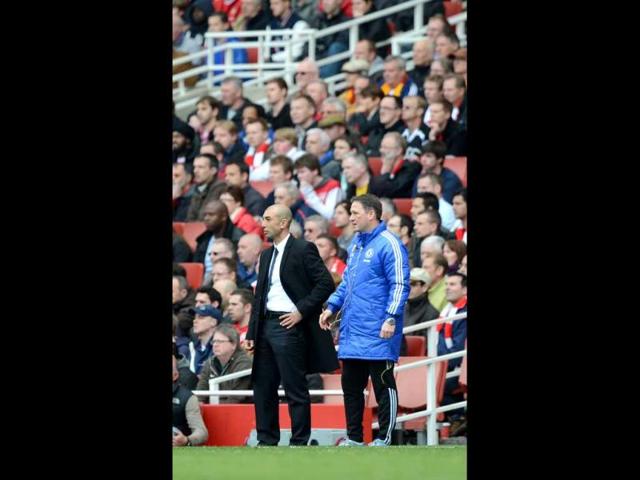 Chelsea's Italian manager Roberto Di Matteo (L) looks on during the English Premier League football match between Arsenal and Chelsea at The Emirates Stadium in north London. (AFP Photo/Adrian Dennis)